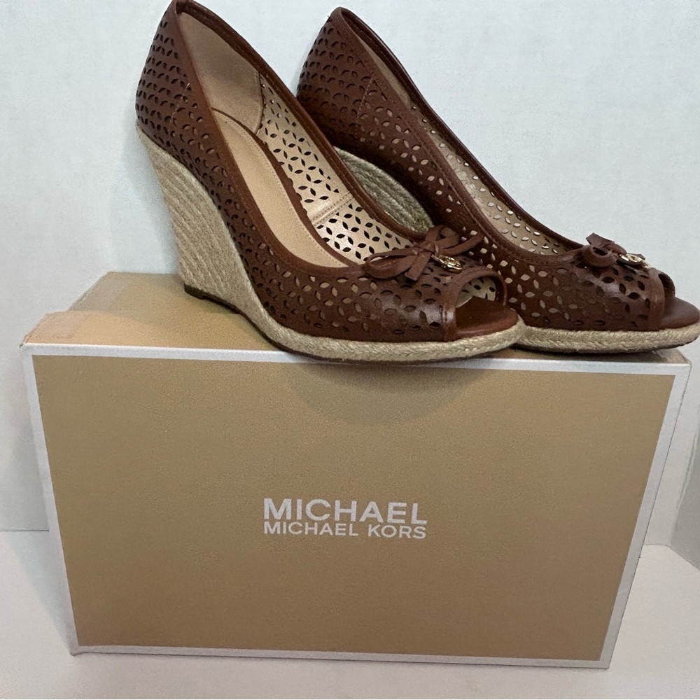 Excellent condition adorable Michael Kors wedges!